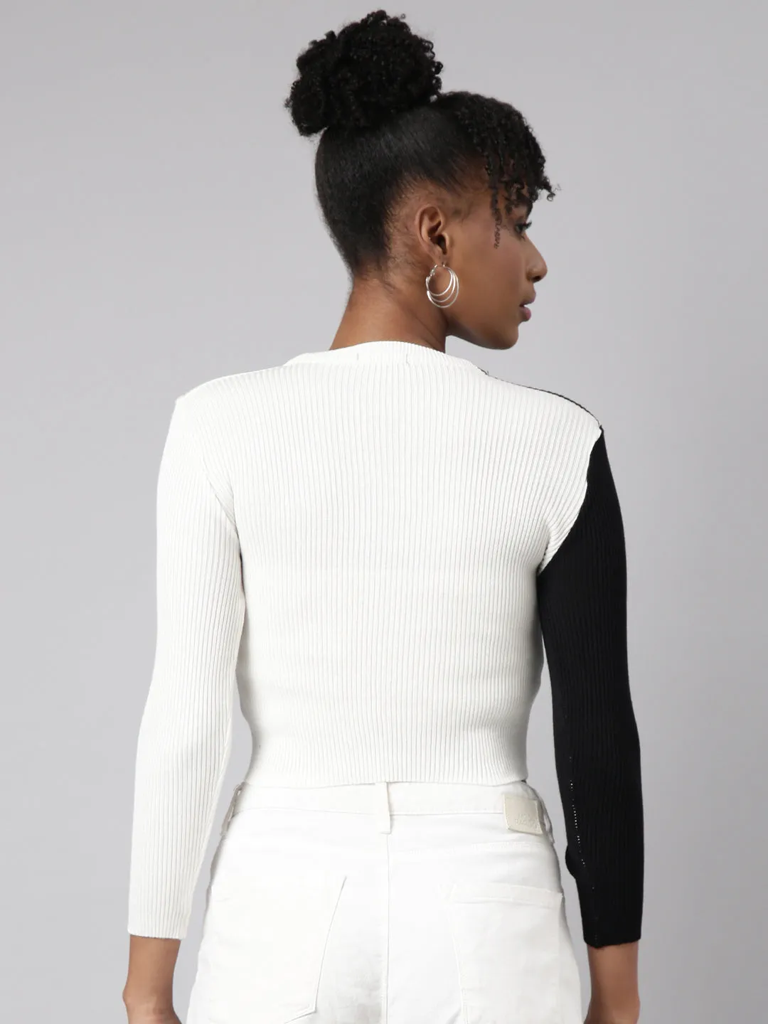 Women Black Colour blocked V-Neck Crop Top